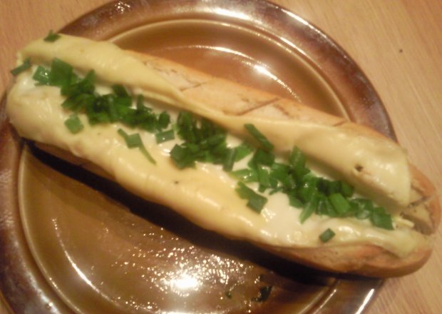 Fotografia przedstawiająca Bagietka czosnkowa z serem