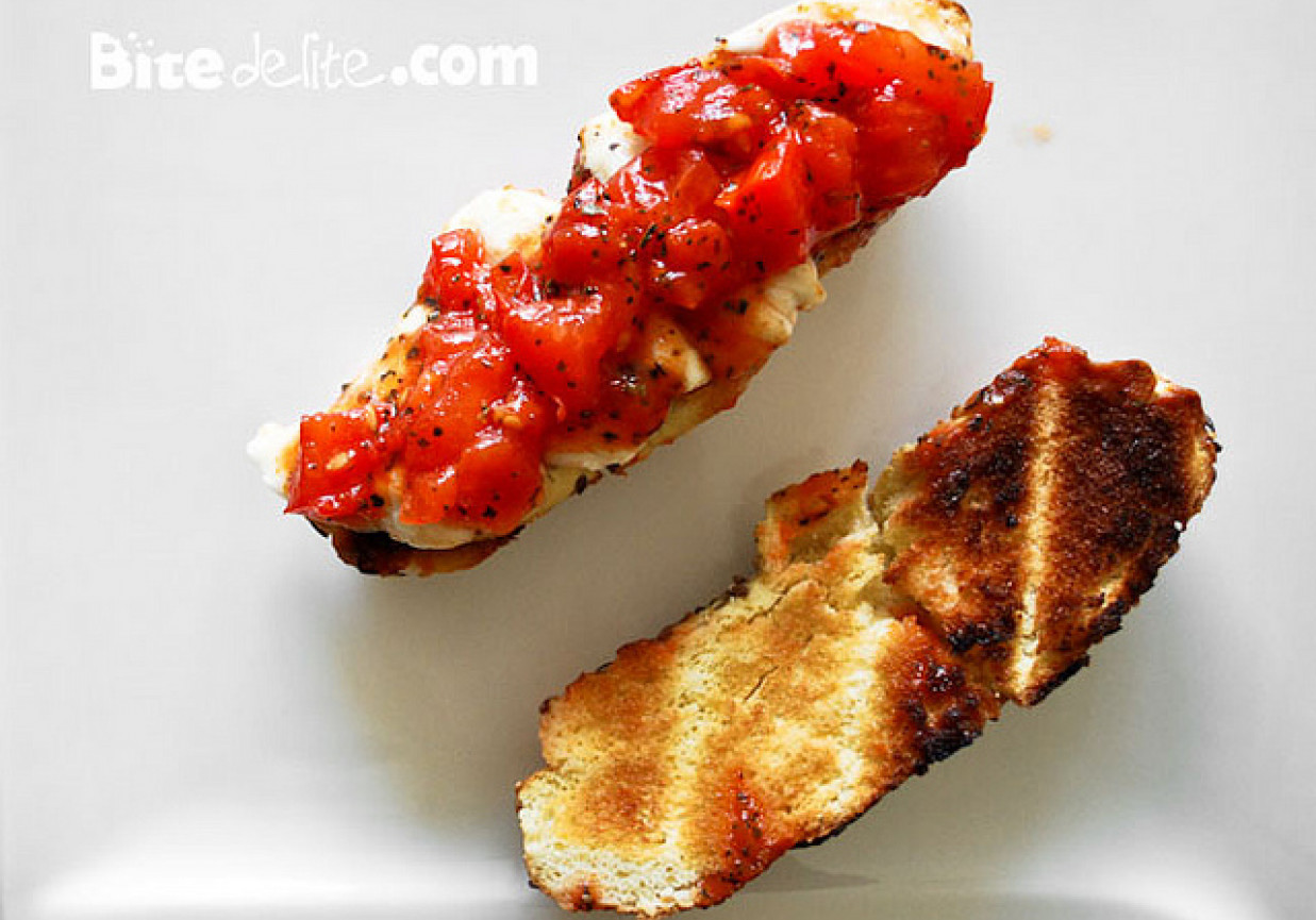 Bagietka grillowana z pomidorem i mozzarellą foto