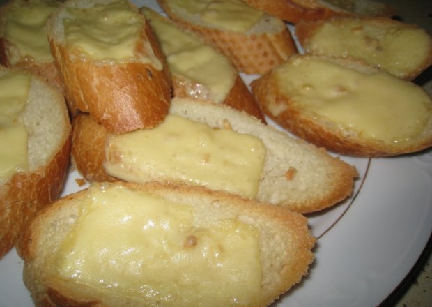 Fotografia przedstawiająca Bagietka z czosnkiem i serem