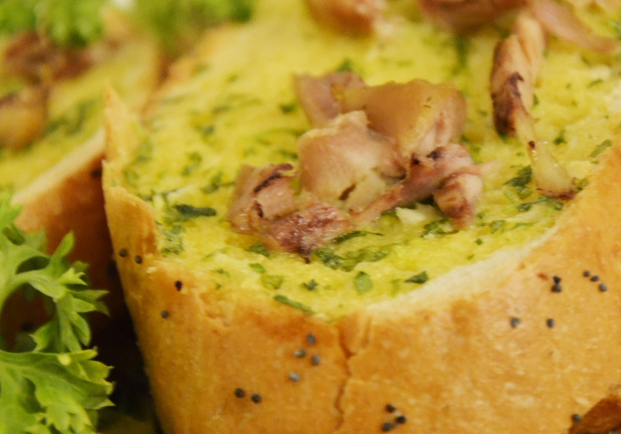 Bagietka z masłem czosnkowym i kurczakiem rosołowym foto