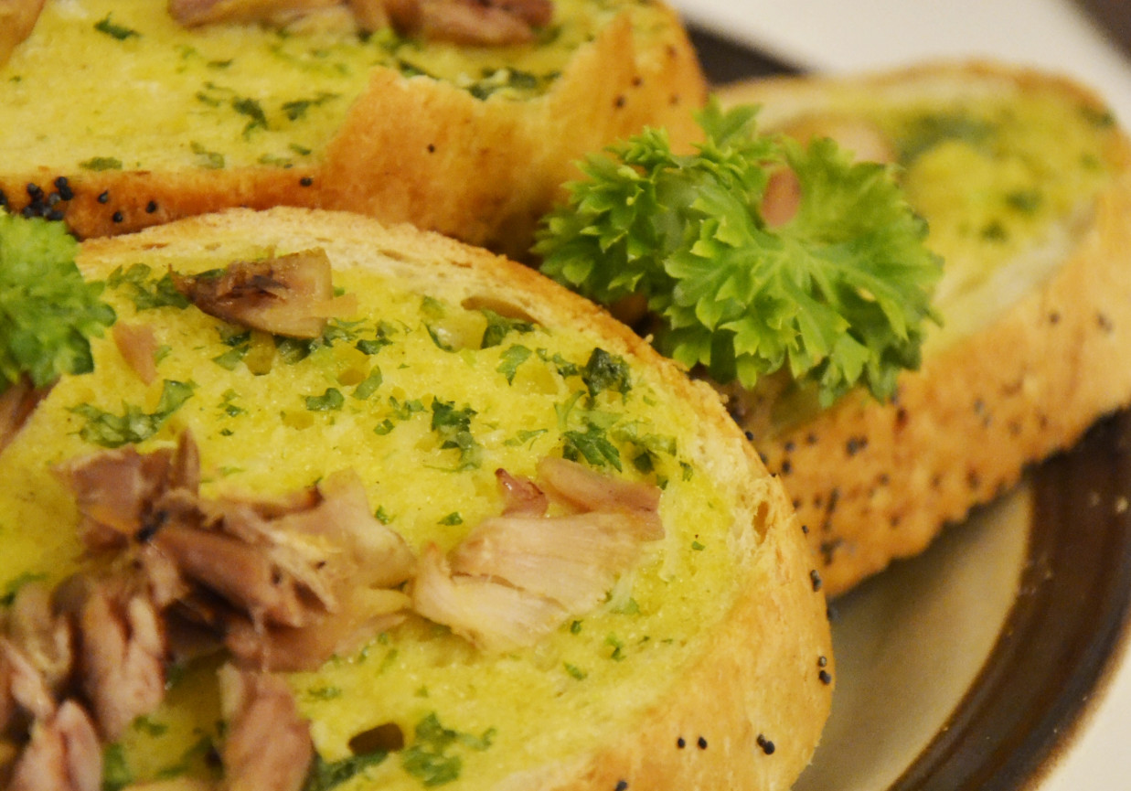 Bagietka z masłem czosnkowym i kurczakiem rosołowym foto