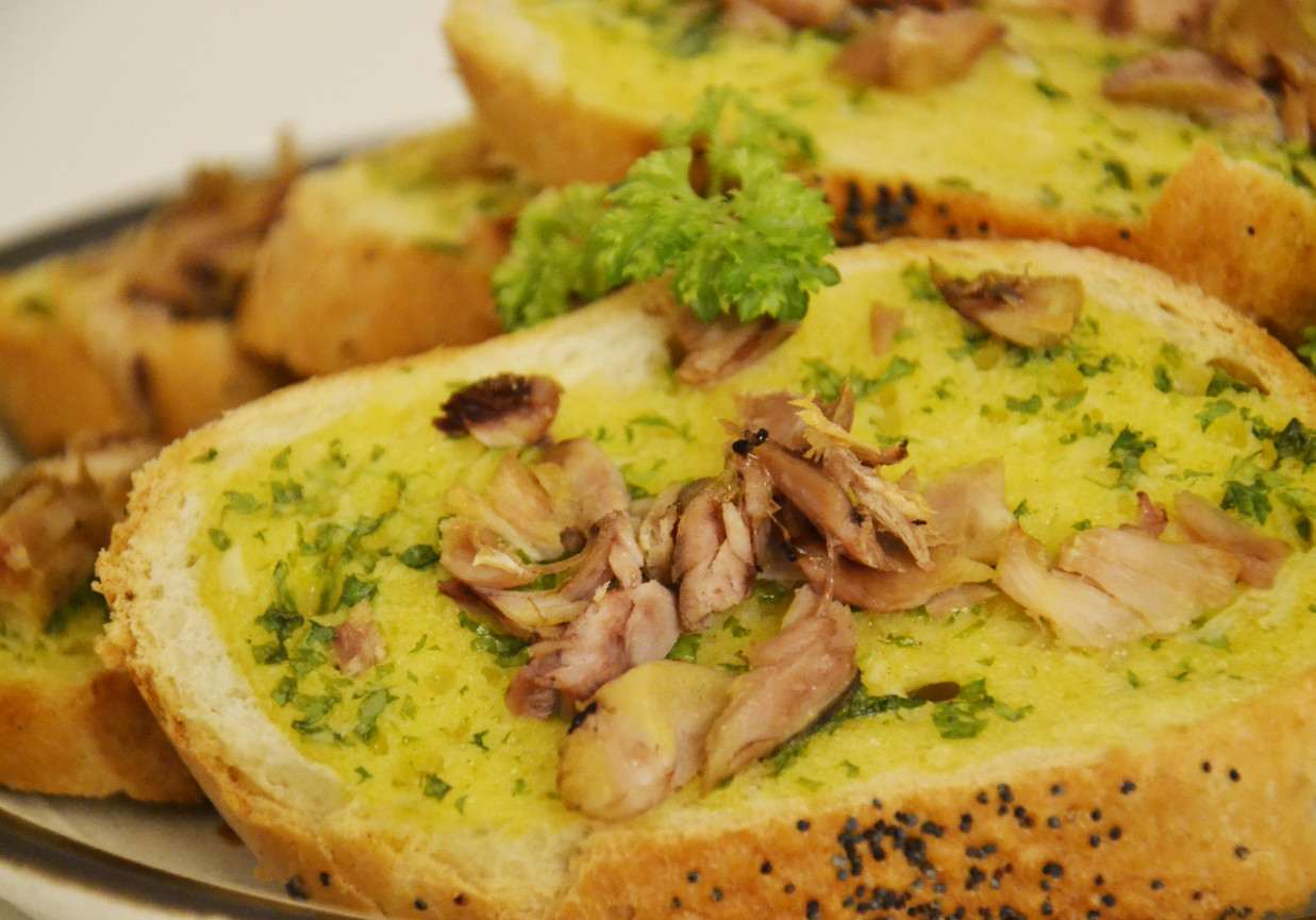 Bagietka z masłem czosnkowym i kurczakiem rosołowym foto