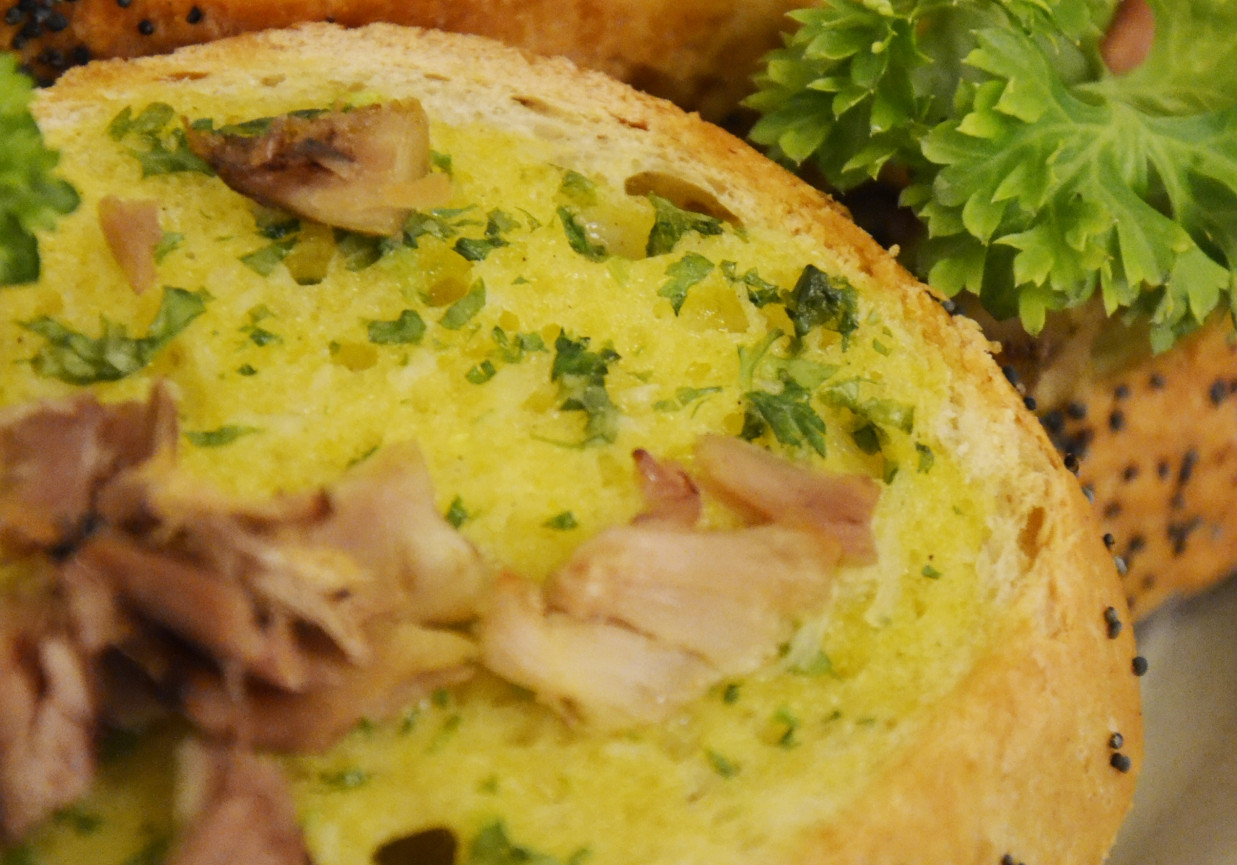 Bagietka z masłem czosnkowym i kurczakiem rosołowym foto