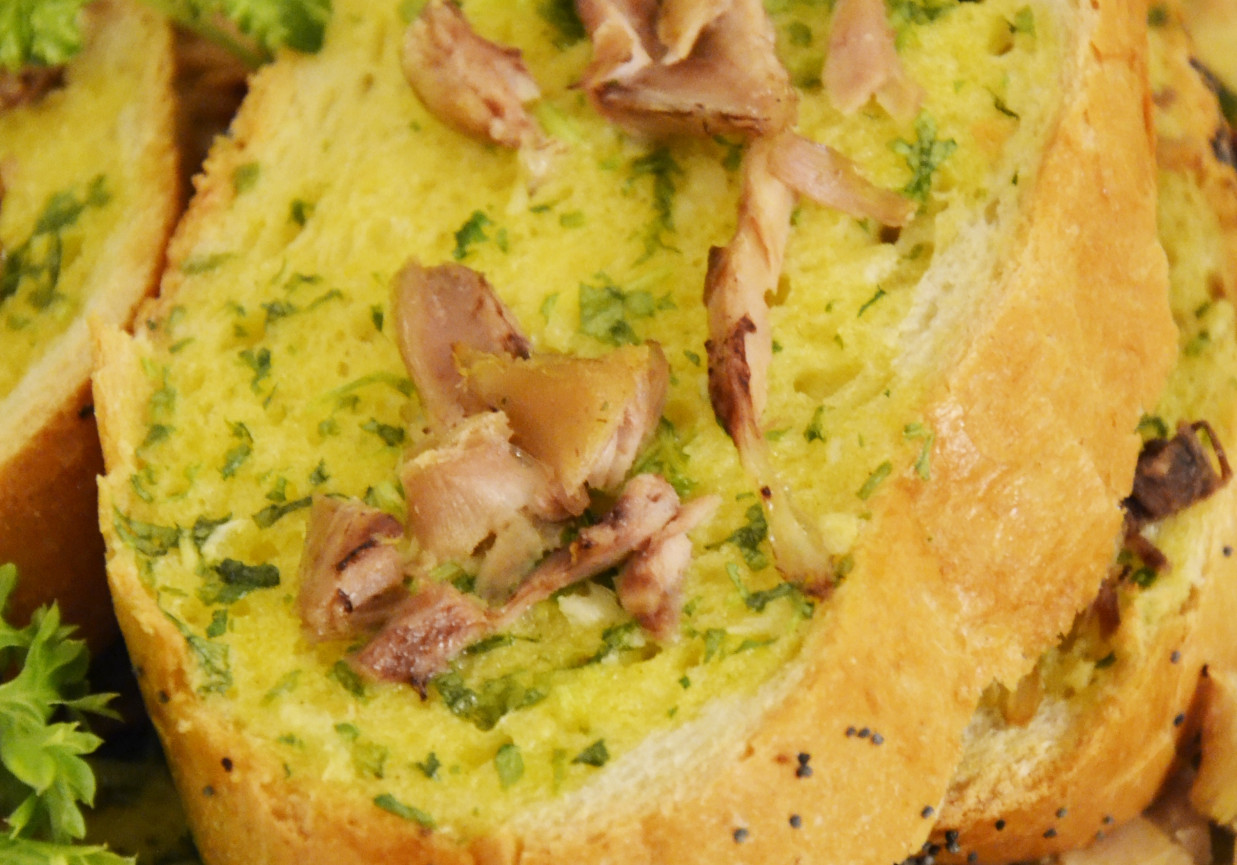 Bagietka z masłem czosnkowym i kurczakiem rosołowym foto