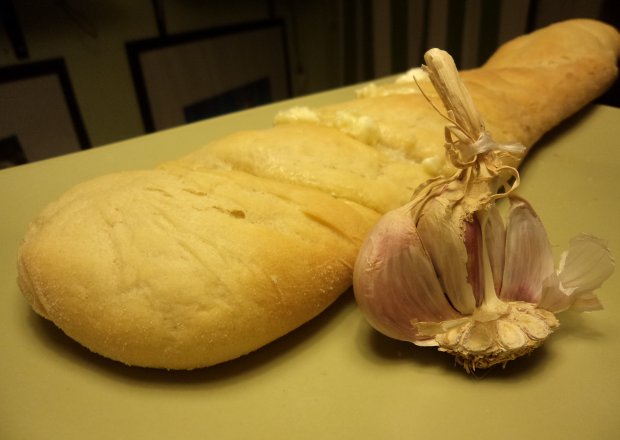 Fotografia przedstawiająca Bagietka z masłem czosnkowym :)