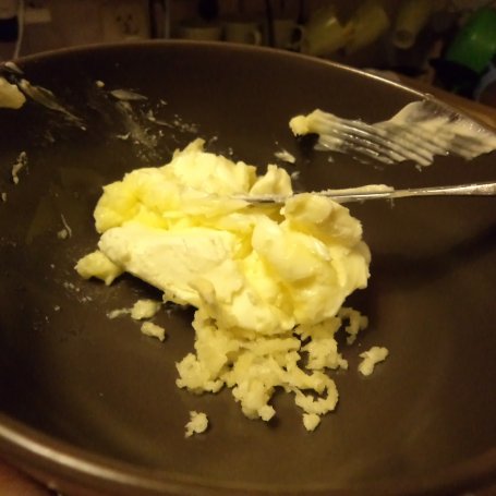 Krok 6 - Bagietka z masłem czosnkowym :) foto