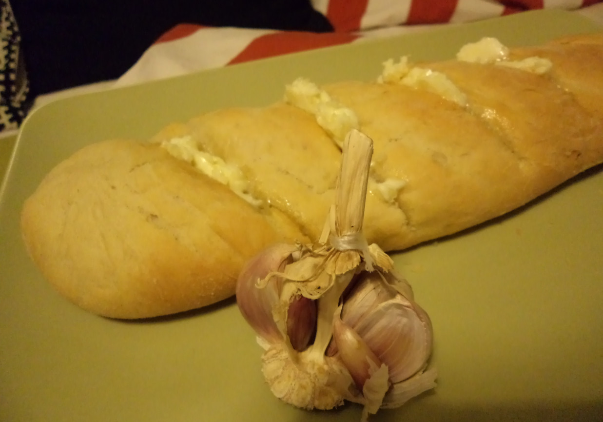 Bagietka z masłem czosnkowym :) foto