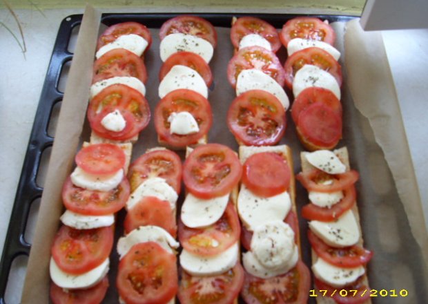 Fotografia przedstawiająca bagietkki z mozarellą i pomidorami