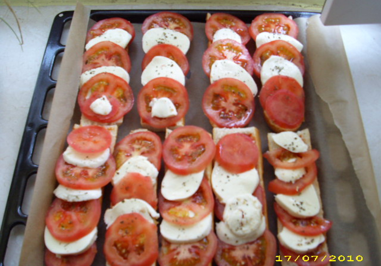 bagietkki z mozarellą i pomidorami foto