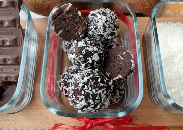 Fotografia przedstawiająca Bajaderkowe kulki czekoladowo-kokosowe
