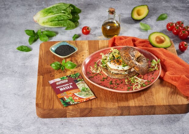 Fotografia przedstawiająca Bajgiel z jajkiem sadzonym, DS XXIII, odc. 12