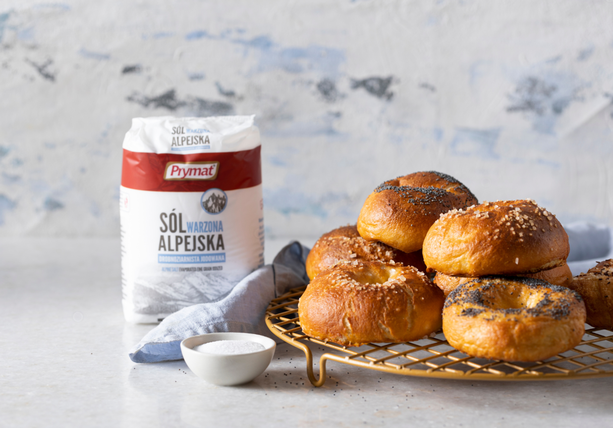 Bajgle z solą morską i czarnuszką foto