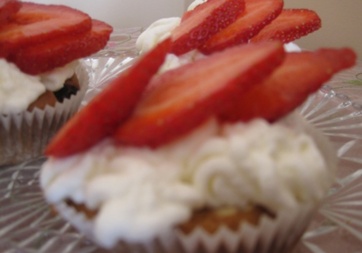 Bakaliowe muffinki z truskawkami i bitą śmietaną foto
