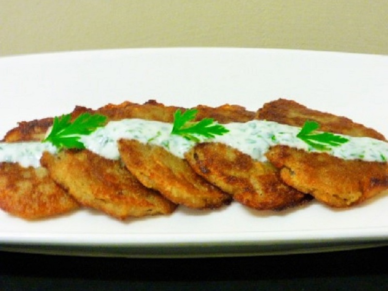 Placki ziemniaczane z bakłażanem i marchewka polane dipem z natki pietruszki - medium