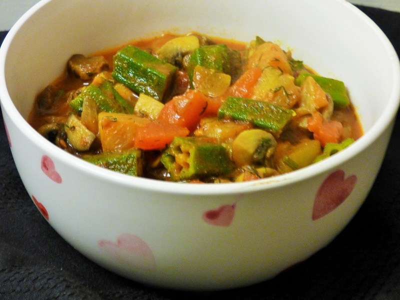 Okra z pieczarkami i bakłażanem w sosie pomidorowym - medium