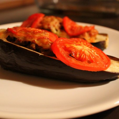 Krok 5 - Bakłażan faszerowany mięsem mielonym i natką pietruszki z pomidorem foto