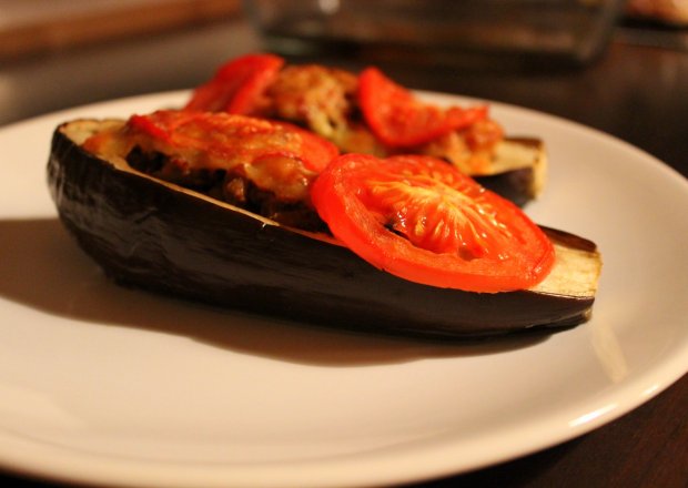 Fotografia przedstawiająca Bakłażan faszerowany mięsem mielonym i natką pietruszki z pomidorem