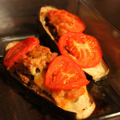 Krok 4 - Bakłażan faszerowany mięsem mielonym i natką pietruszki z pomidorem foto