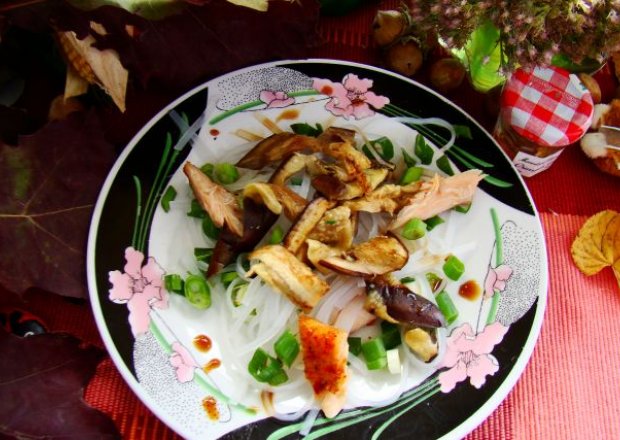 Fotografia przedstawiająca Bakłażan grillowany podany z makaronem ryzowym i wędzonym łososiem