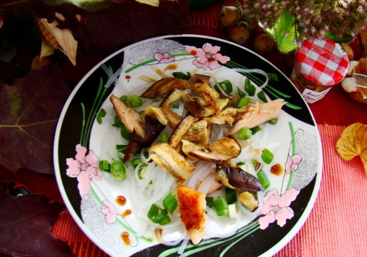 Bakłażan grillowany podany z makaronem ryzowym i wędzonym łososiem foto
