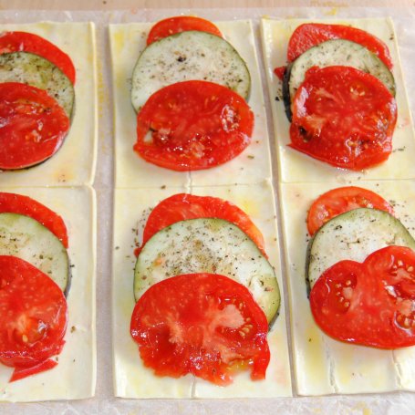 Krok 4 - Bakłażan i  pomidory w cieście francuskim  foto