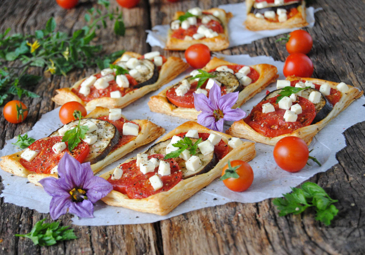 Bakłażan i  pomidory w cieście francuskim  foto