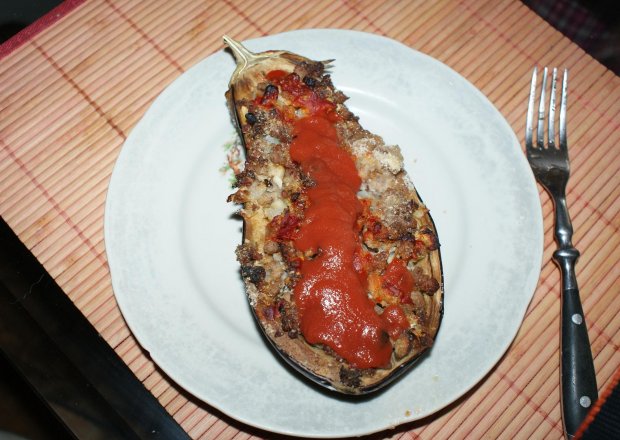 Fotografia przedstawiająca Bakłażan nadziewany mięsem mielonym