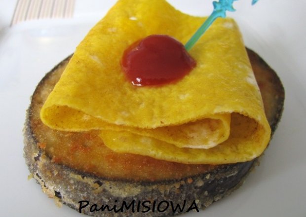 Fotografia przedstawiająca Bakłażan panierowany podawany z mini omletem