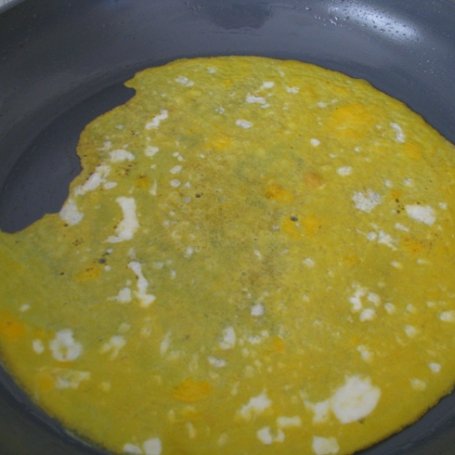 Krok 2 - Bakłażan panierowany podawany z mini omletem foto