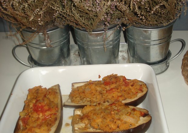 Fotografia przedstawiająca Bakłażan z farszem z soczewicy i pomidorów