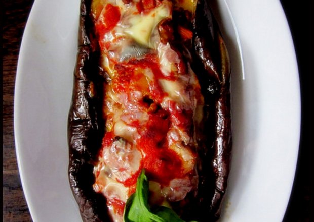 Fotografia przedstawiająca Bakłażan z nadzieniem  mięsno-pomidorowym