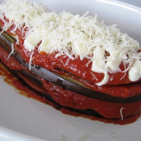 Krok 3 - Bakłażan zapiekany z pomidorami, mozzarellą i parmezanem foto