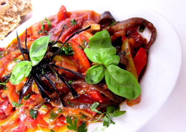 Fotografia przedstawiająca Bakłażany duszone  z papryką, pomidorami i cebulą