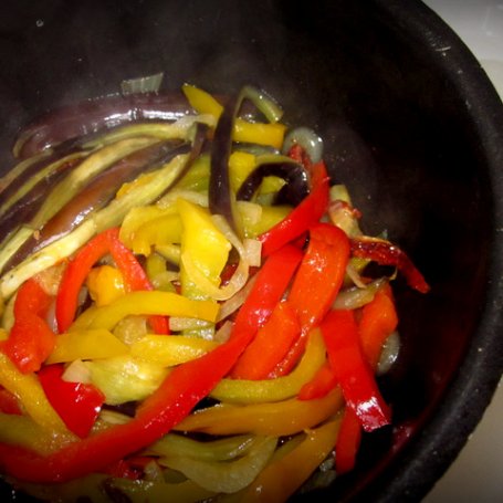 Krok 2 - Bakłażany duszone  z papryką, pomidorami i cebulą foto