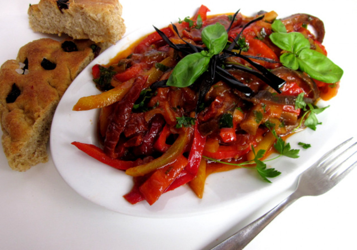 Bakłażany duszone  z papryką, pomidorami i cebulą foto