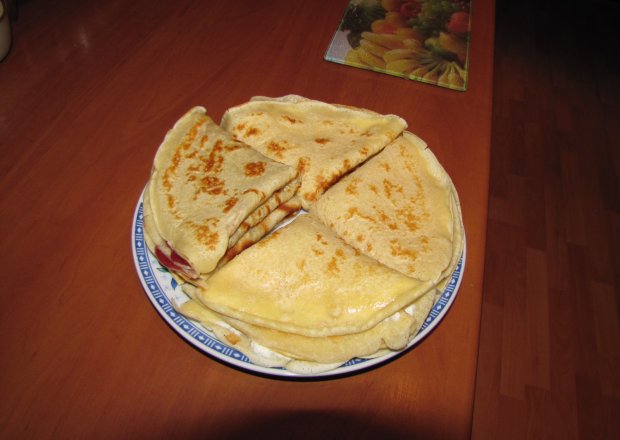 Fotografia przedstawiająca baleśniki z serem i powidłami brzoskwiniowymi