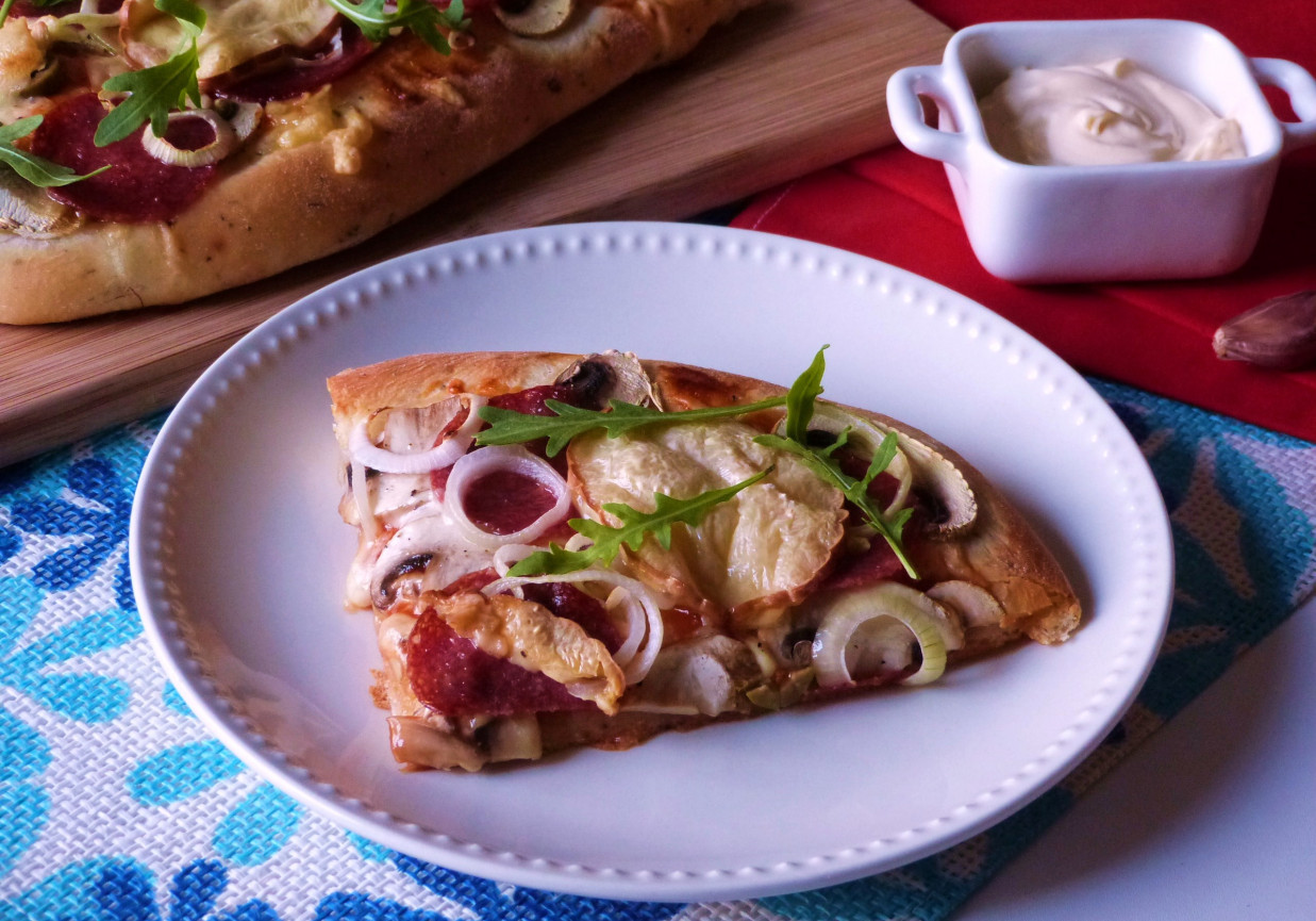 Bałkańska pizza z salami foto