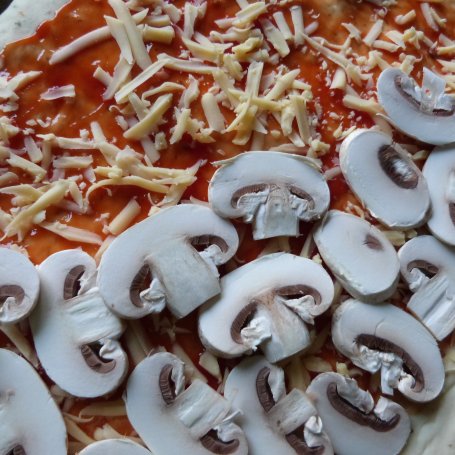Krok 5 - Bałkańska pizza z salami foto