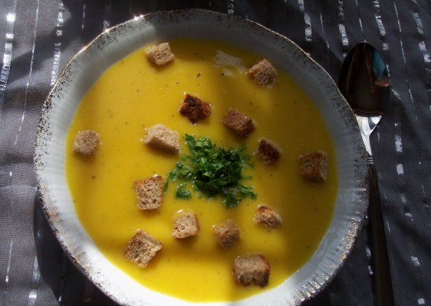 Fotografia przedstawiająca Banalna ale smaczna, czyli zupa krem z marchewki i ziemniaka :)
