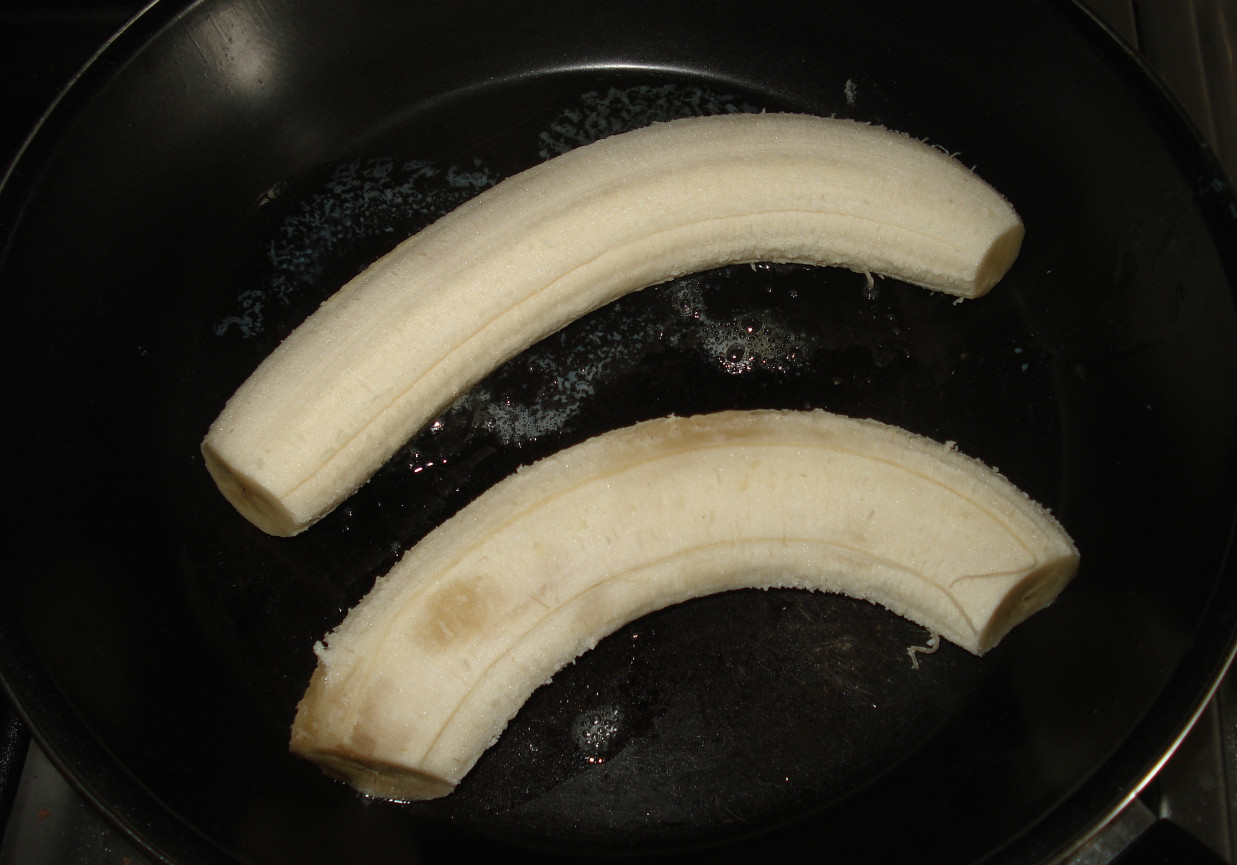 Banan z malinowym sosem-propozycja dla dzieci foto
