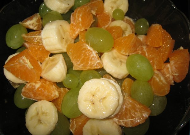 Fotografia przedstawiająca Banan z pomarańczami i winogronem