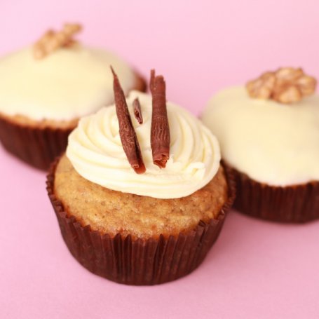 Krok 12 - Bananowa muffinka z orzechami włoskimi skąpana w białej czekoladzie foto