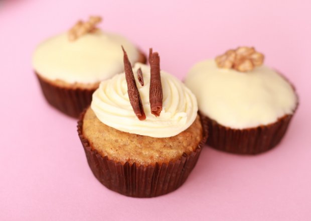 Fotografia przedstawiająca Bananowa muffinka z orzechami włoskimi skąpana w białej czekoladzie