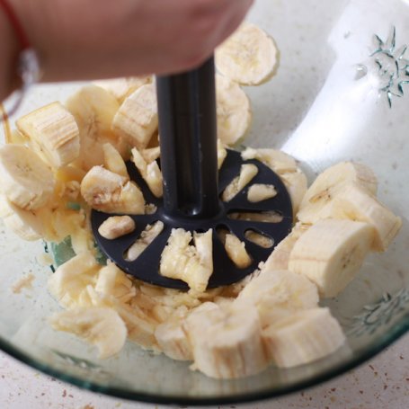 Krok 1 - Bananowa muffinka z orzechami włoskimi skąpana w białej czekoladzie foto