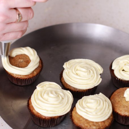Krok 11 - Bananowa muffinka z orzechami włoskimi skąpana w białej czekoladzie foto