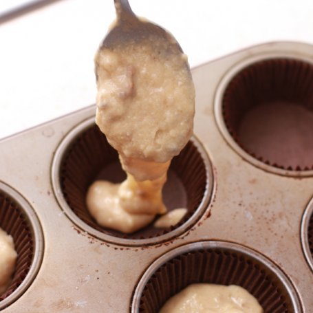 Krok 8 - Bananowa muffinka z orzechami włoskimi skąpana w białej czekoladzie foto