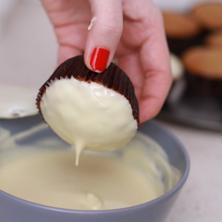 Krok 9 - Bananowa muffinka z orzechami włoskimi skąpana w białej czekoladzie foto