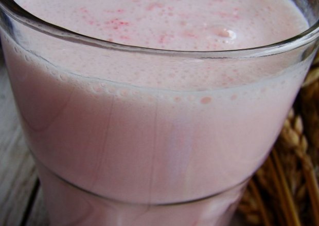 Fotografia przedstawiająca Bananowe mleczko z rózowymi koralikami