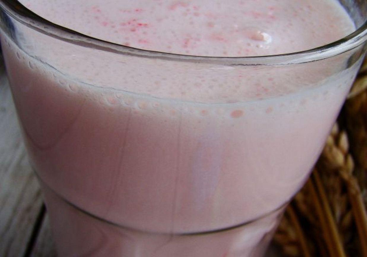 Bananowe mleczko z rózowymi koralikami foto