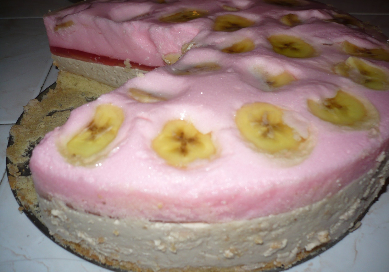 Bananowiec z ptasim mleczkiem foto